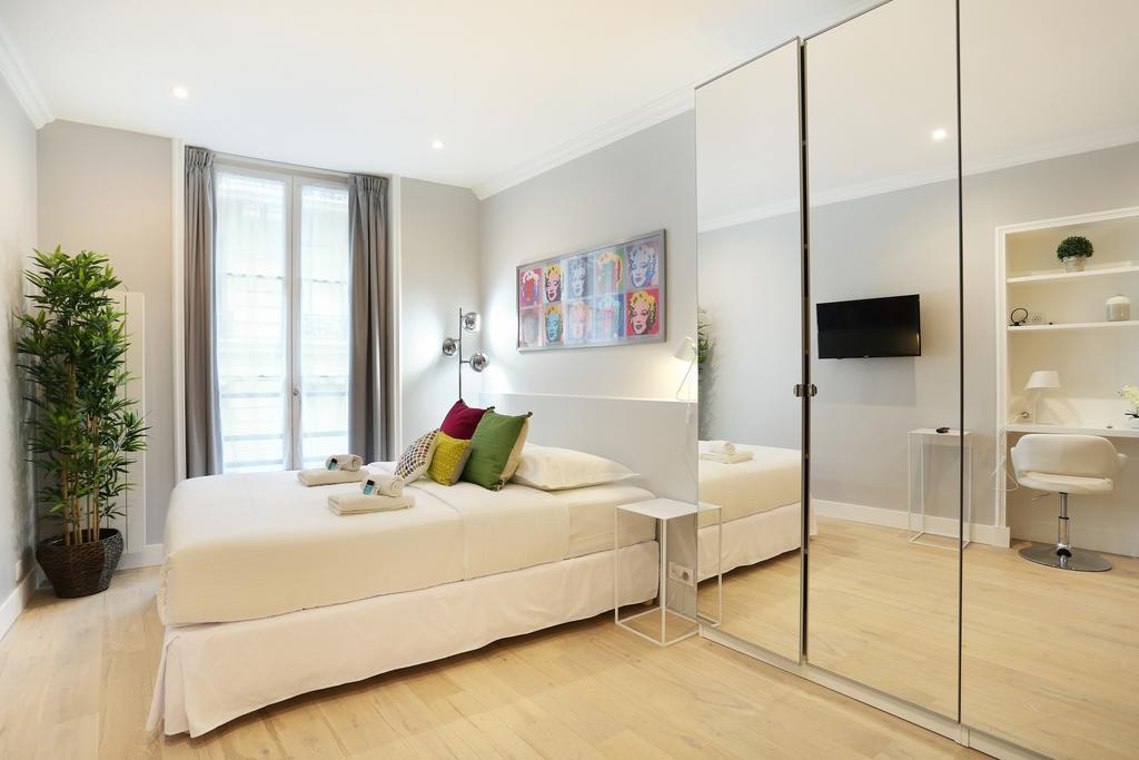 Rent A - Blanche Paris